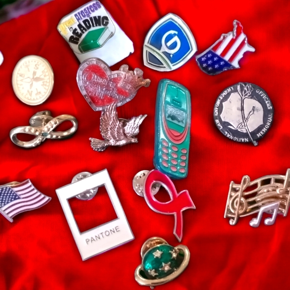 Beautiful vintage bundled lot of pins for those that like to collect or wear - Picture 1 of 1